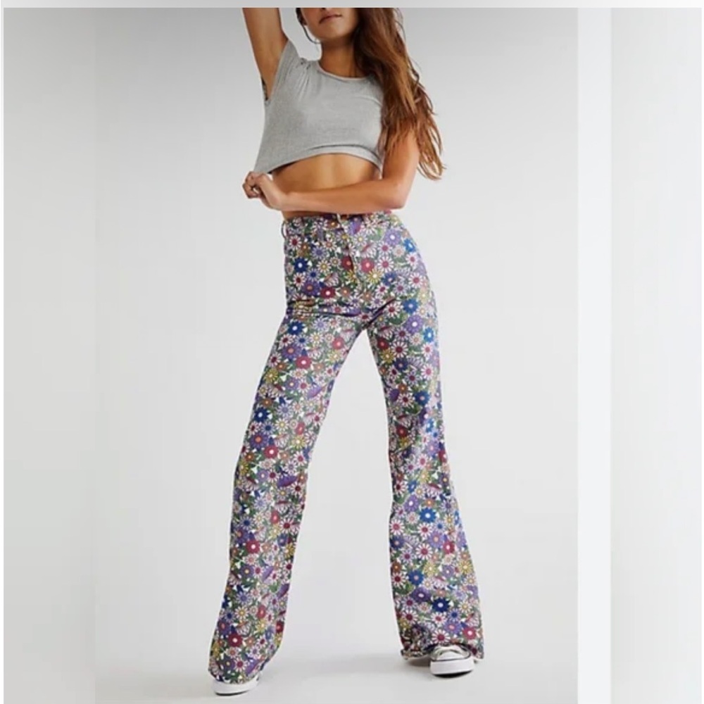 Retro floral bell Bottom jean Wrangler wanderer 622 daisy flare 
Size 25